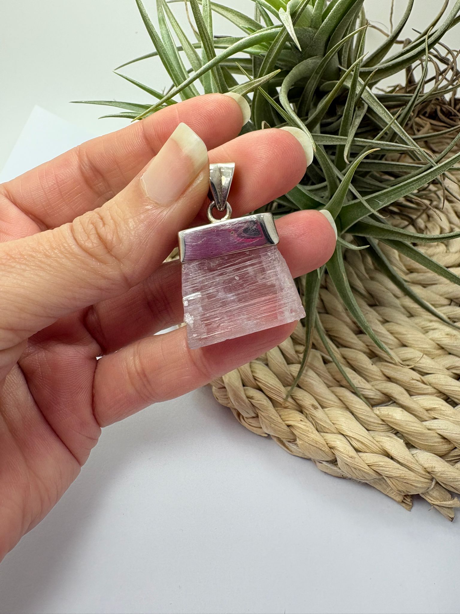 Colgante de kunzita natural en bruto en plata de ley. Piedra rosa asociada al amor, la calma y el equilibrio emocional. Joya con significado.