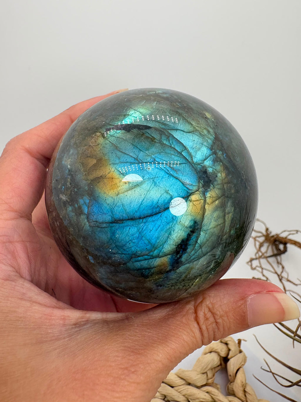 Esfera de labradorita natural con hermosos reflejos, asociada con la protección energética, la intuición y la transformación personal.