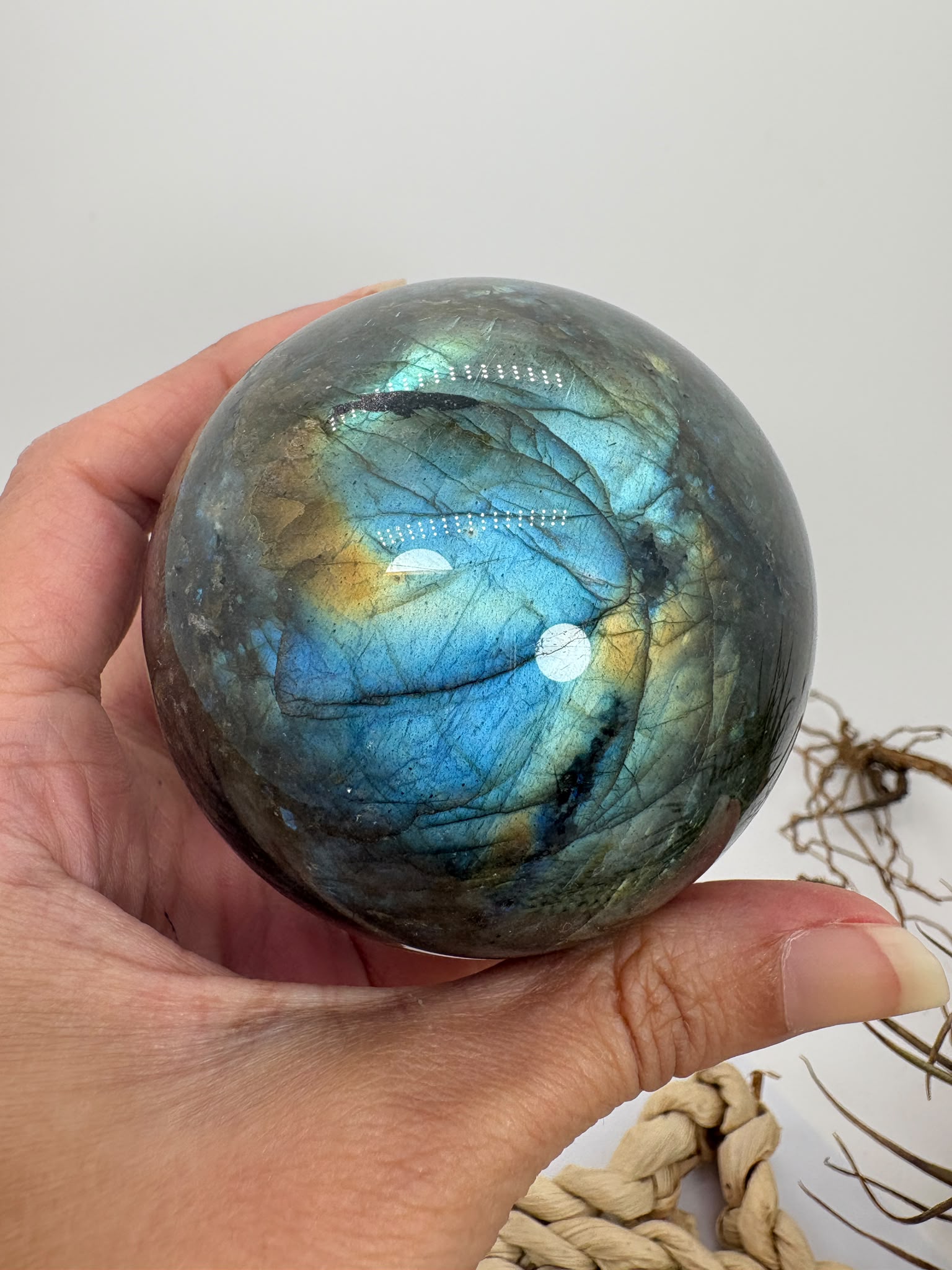 Esfera de labradorita natural con hermosos reflejos, asociada con la protección energética, la intuición y la transformación personal.