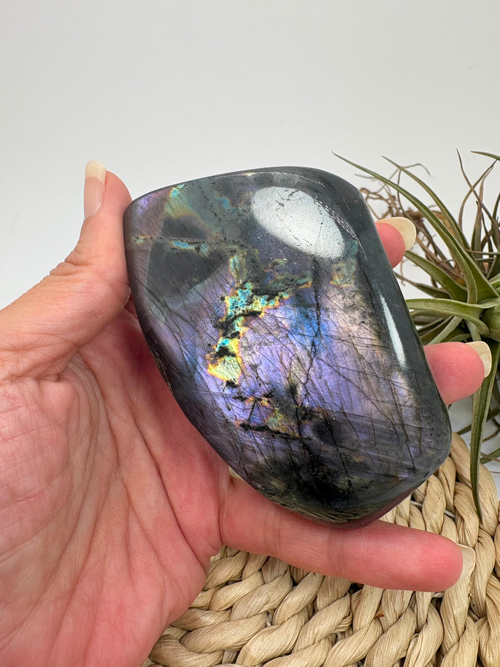 Labradorita morada de Madagascar con intensos reflejos lilas, dorados y azulados. Pieza única pulida, ideal para protección e intuición.
