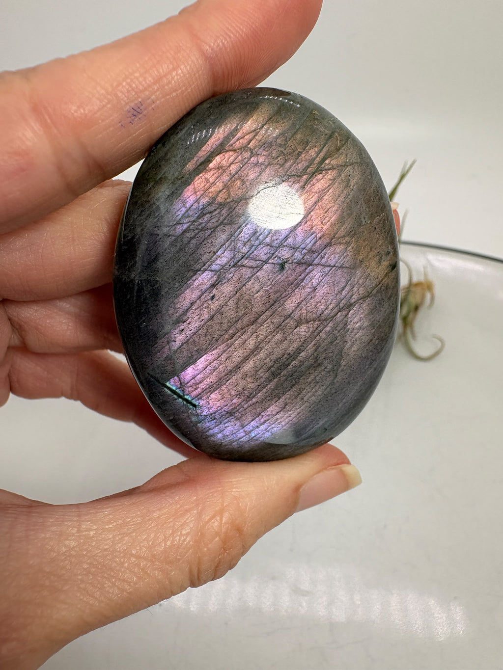 Palmstone de labradorita lila de Madagascar de 5,2 × 4 × 1,1 cm. Reflejos violetas, rosados y dorados. Recibe la pieza de las fotos.