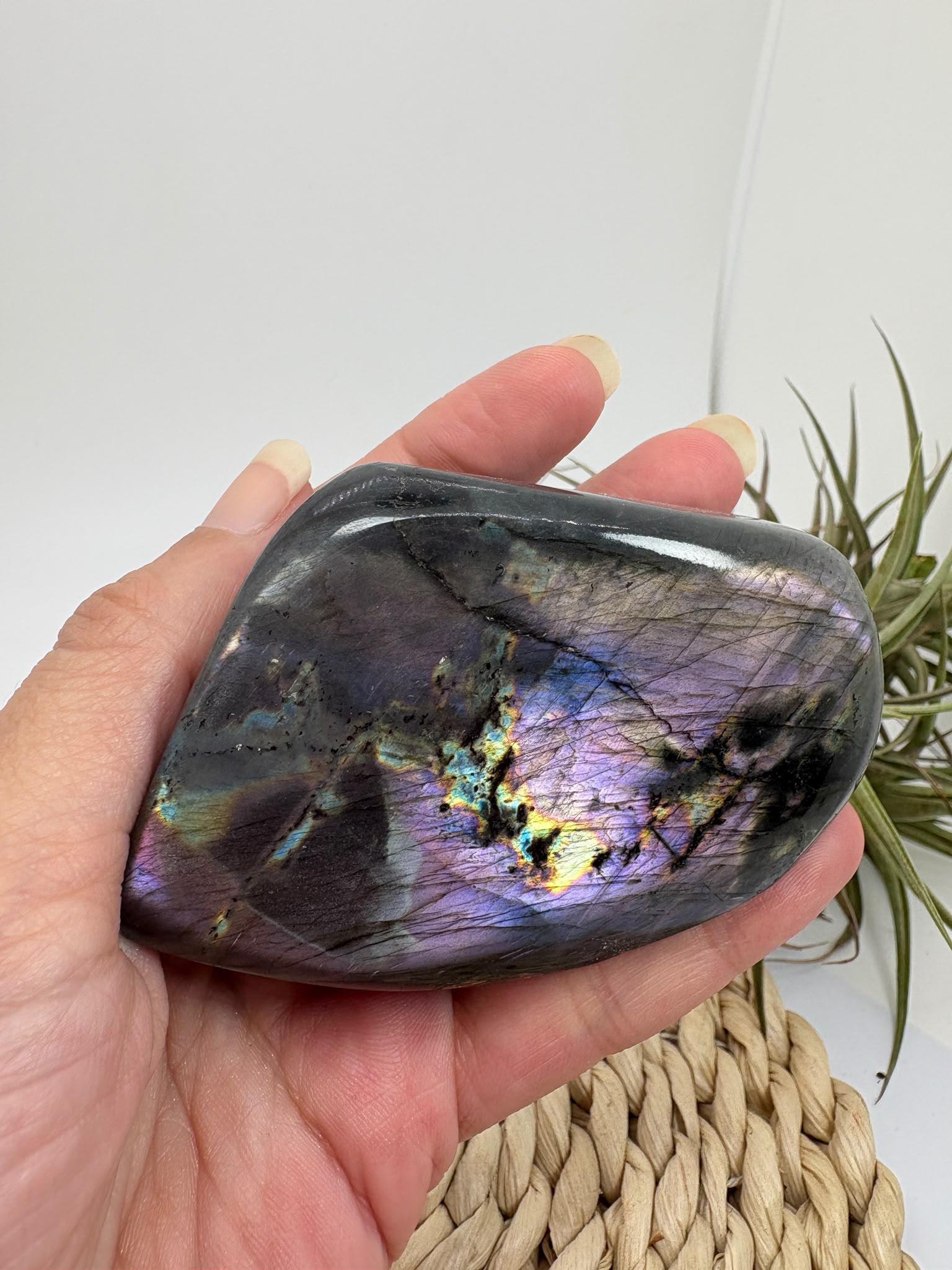 Labradorita morada de Madagascar con intensos reflejos lilas, dorados y azulados. Pieza única pulida, ideal para protección e intuición.