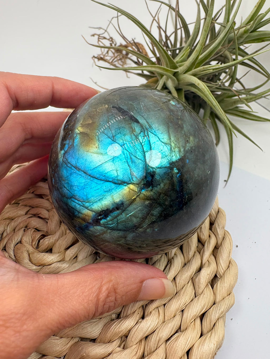 Esfera de labradorita natural con hermosos reflejos, asociada con la protección energética, la intuición y la transformación personal.