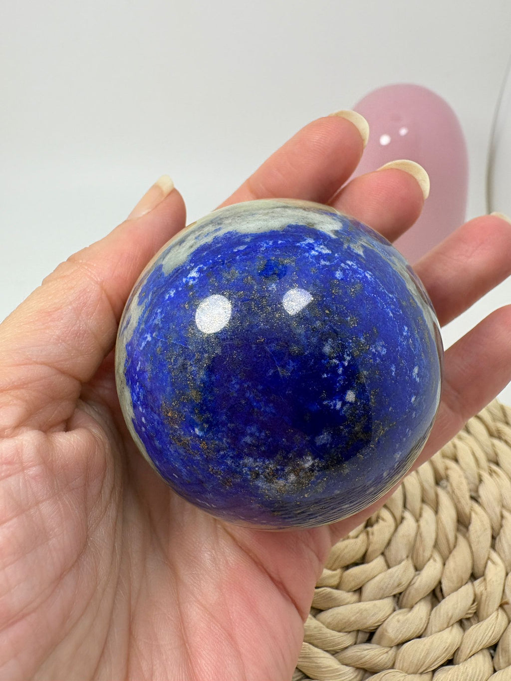 Esfera de lapislázuli pulido de intenso color azul y bellas inclusiones naturales. Pieza única ideal para colección, decoración o uso energético.