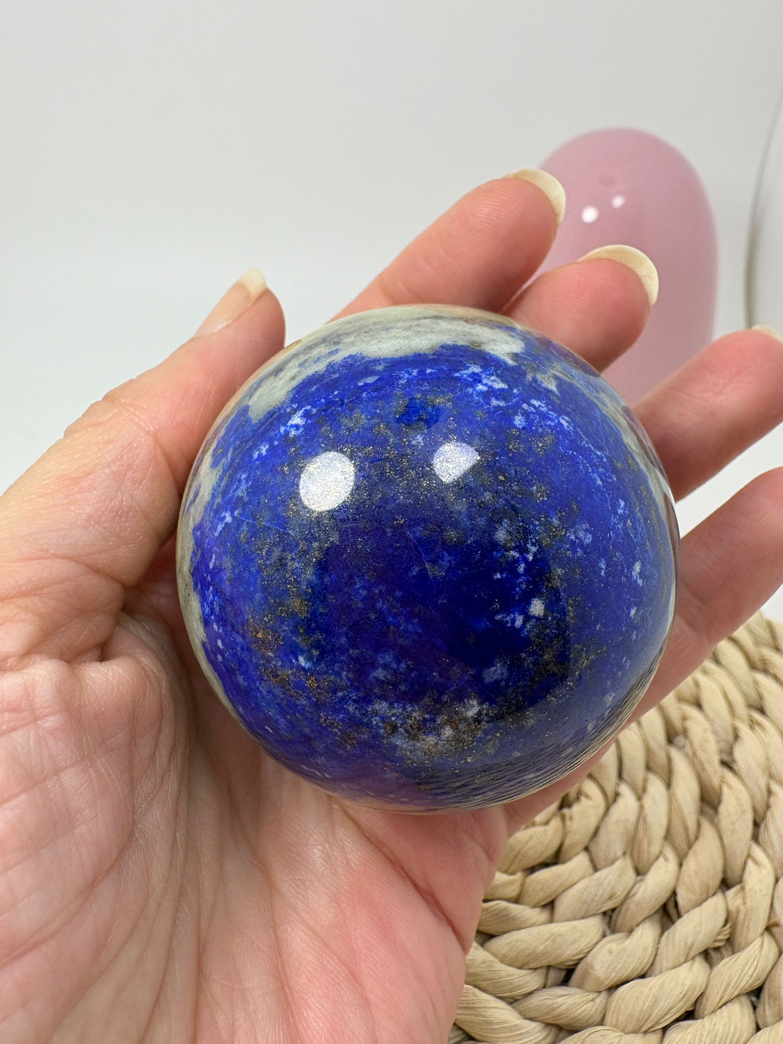 Esfera de lapislázuli pulido de intenso color azul y bellas inclusiones naturales. Pieza única ideal para colección, decoración o uso energético.