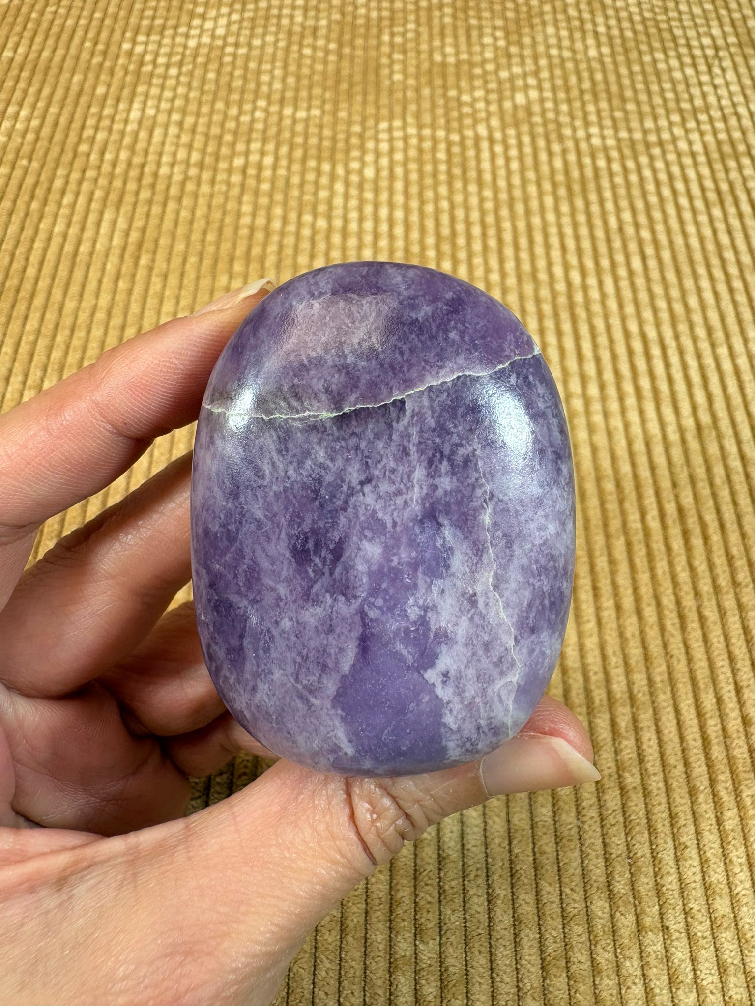 palmstone de lepidolita, piedra de intuición y transformación. 