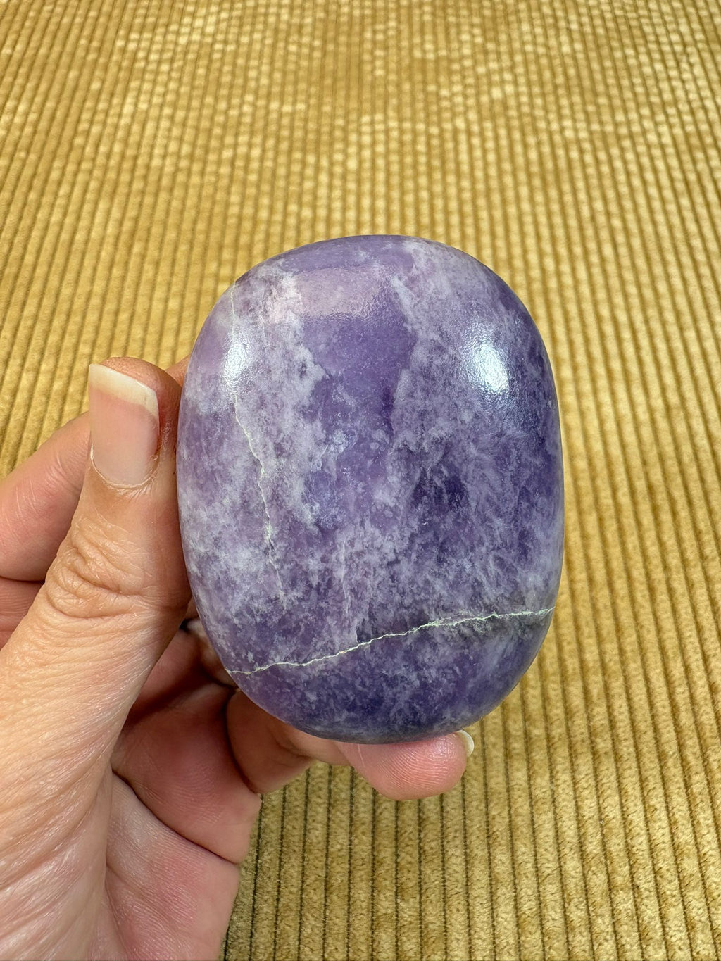 palmstone de lepidolita, piedra de intuición y transformación. 