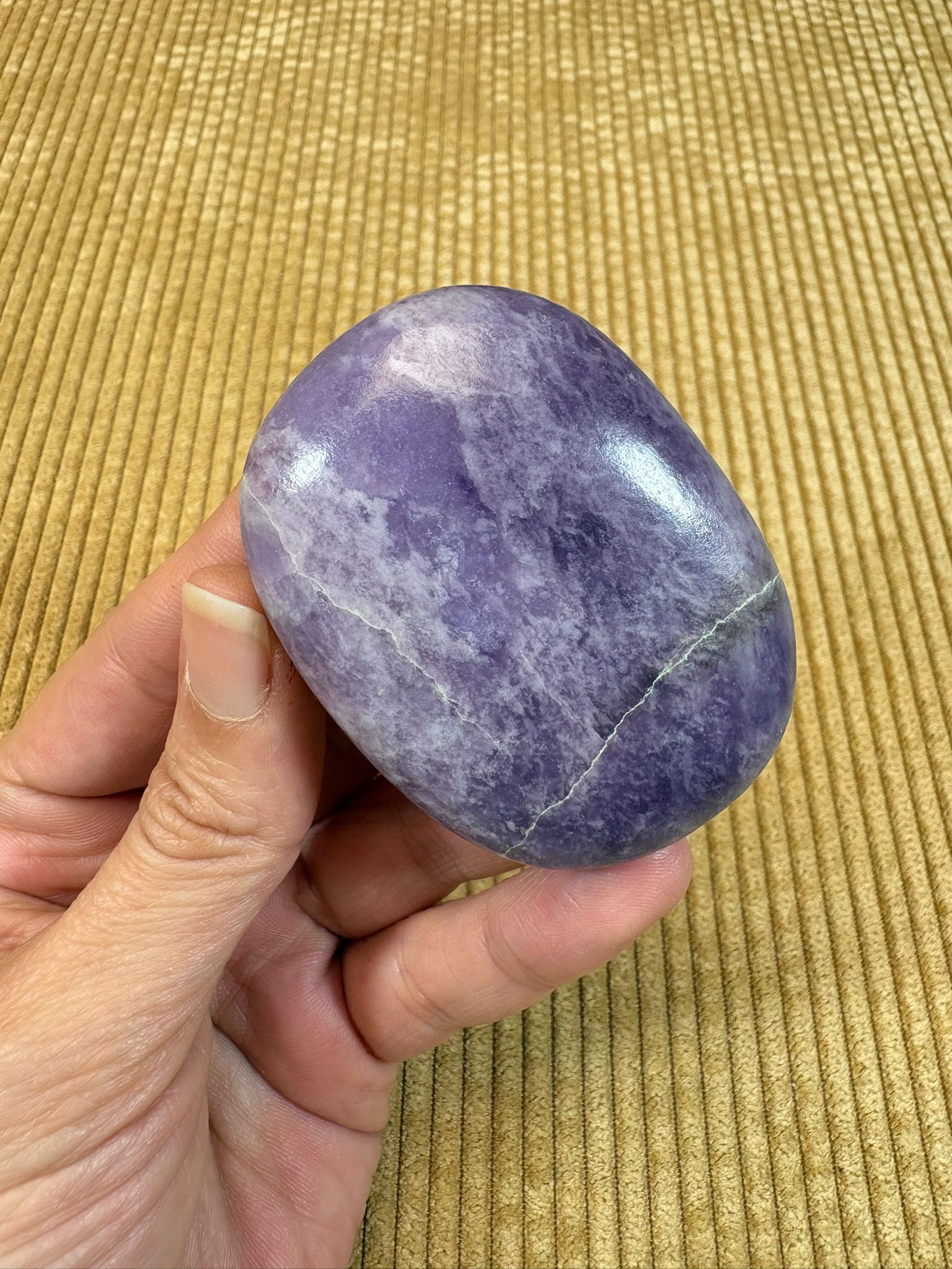palmstone de lepidolita, piedra de intuición y transformación. 