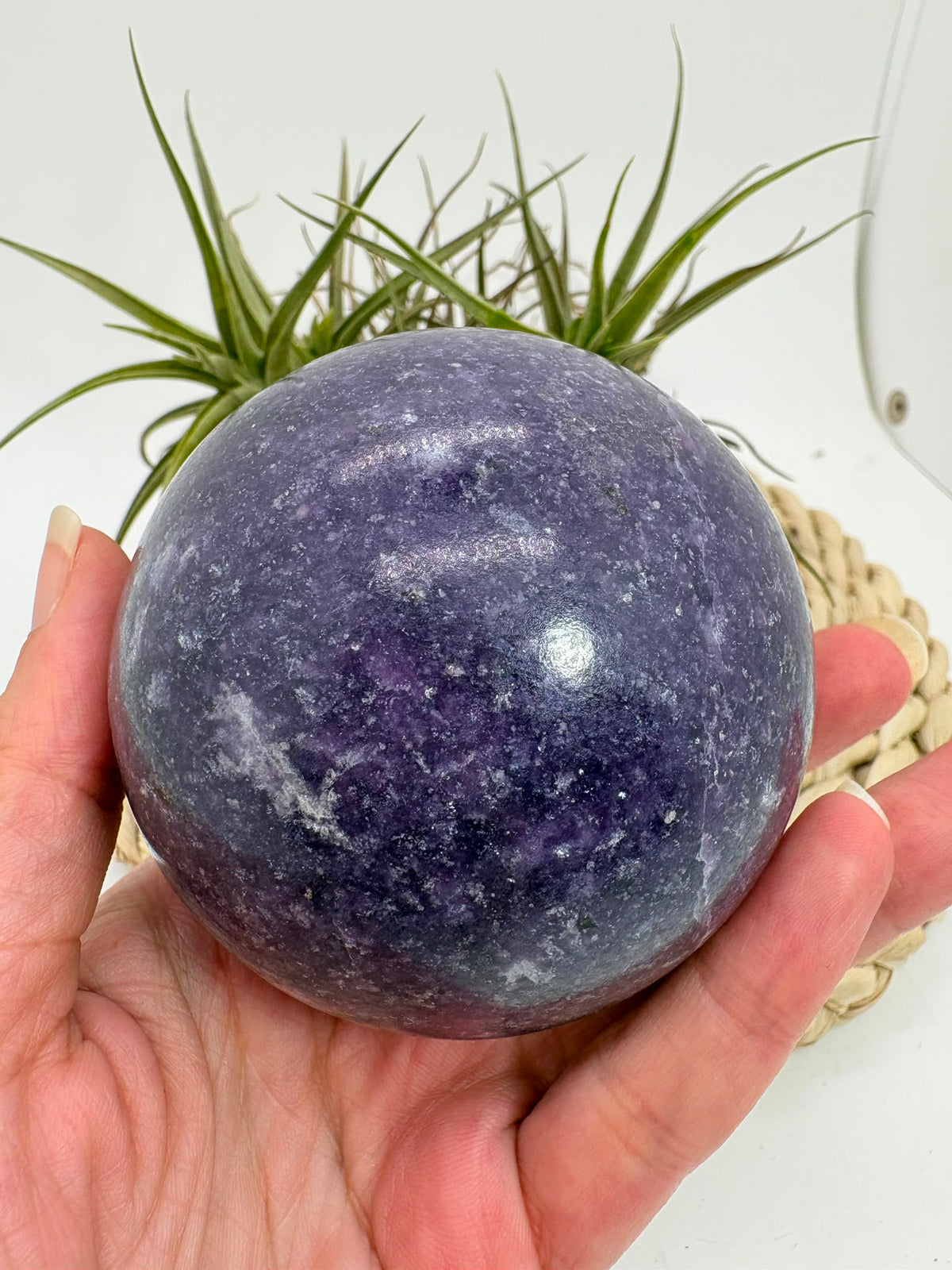 Esfera de lepidolita natural en tonos lilas, asociada con la calma, el equilibrio emocional y la relajación. Pieza única con acabado pulido.