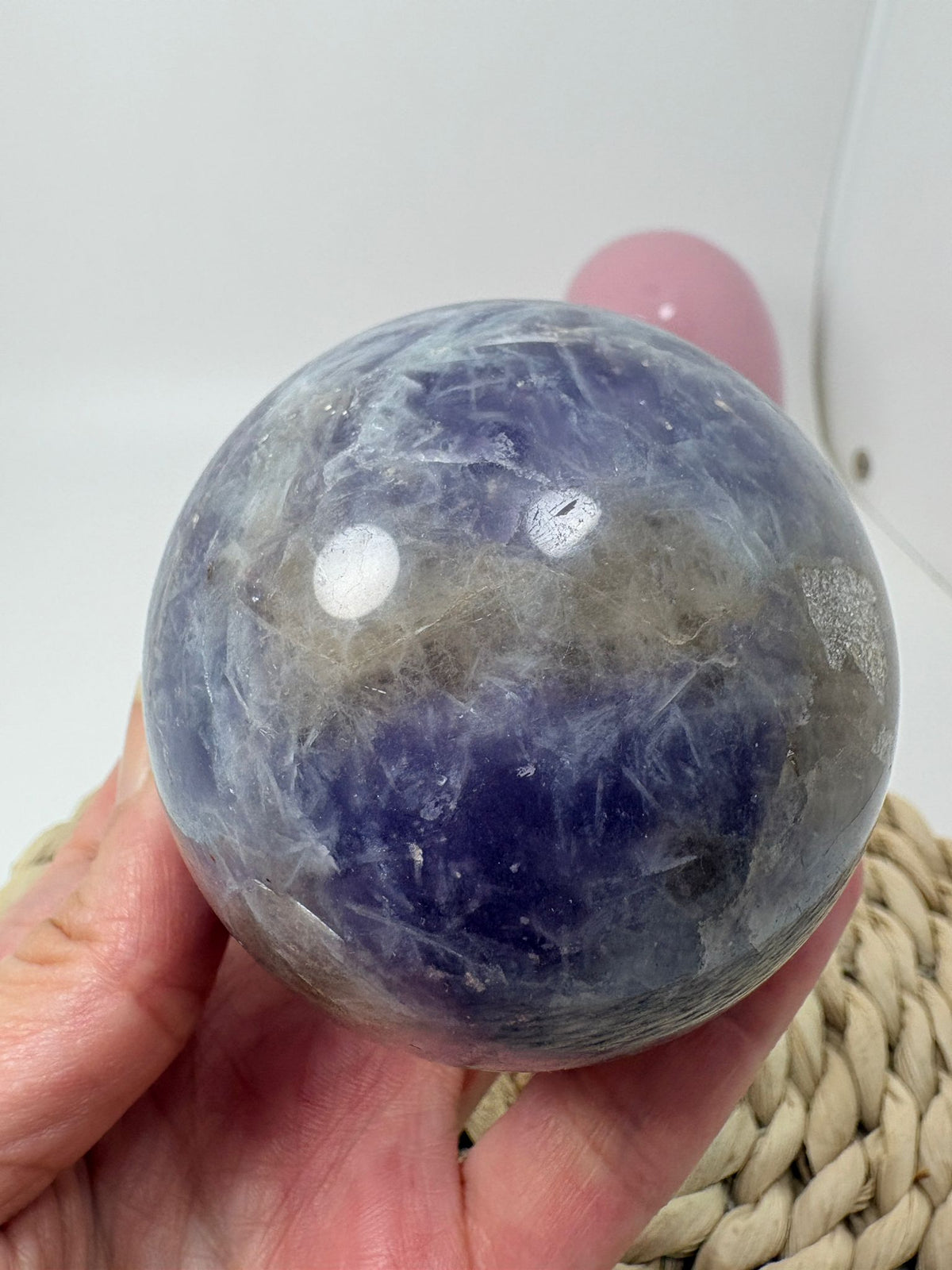 Esfera de piedra unicornio con lepidolita, turmalina rosa, cuarzo, cuarzo ahumado y mica. Una pieza única de preciosos tonos lilas y rosados.