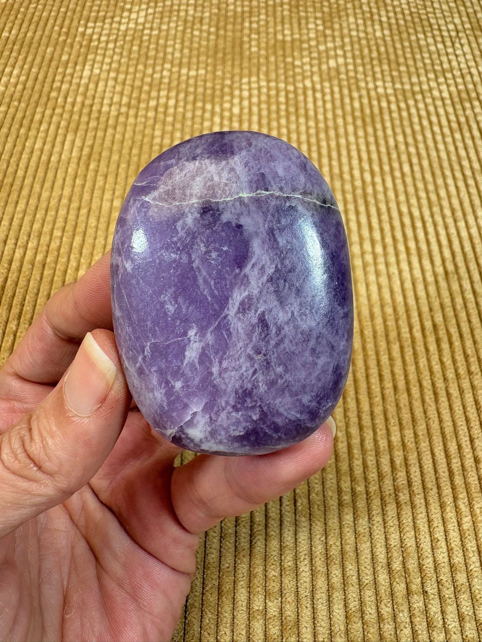 palmstone de lepidolita, piedra de intuición y transformación. 