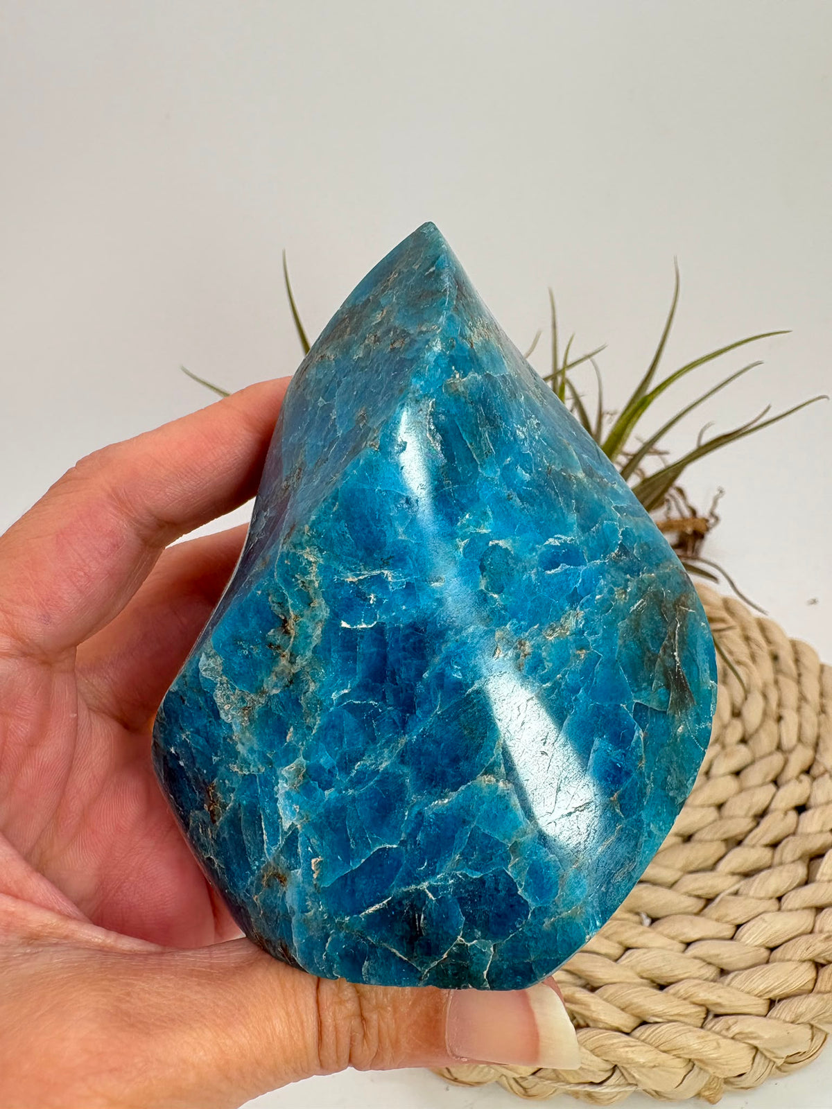 Llama de apatito azul de intenso color y bonitas vetas naturales. Pieza única asociada con la motivación, la claridad mental y la comunicación.