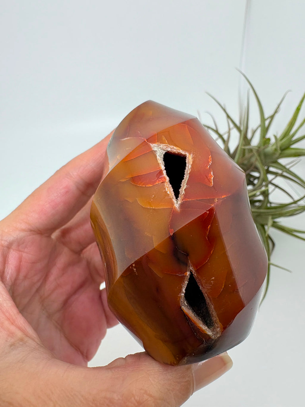 Llama de cornalina natural de Madagascar con tonos intensos, gran transparencia y una preciosa formación cristalina. Pieza única de gran belleza.