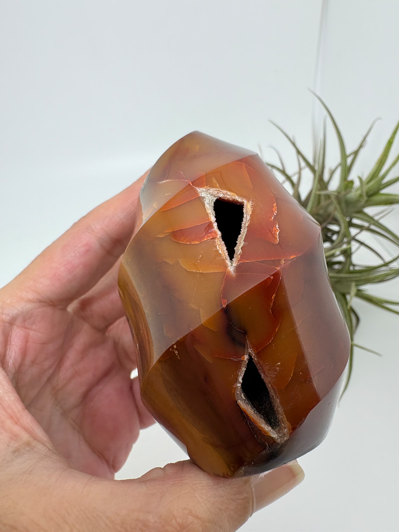 Llama de cornalina natural de Madagascar con tonos intensos, gran transparencia y una preciosa formación cristalina. Pieza única de gran belleza.