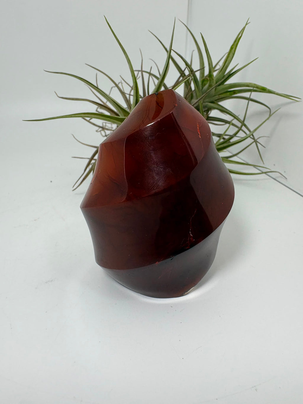 Llama de cornalina natural de Madagascar con tonos intensos, gran transparencia y una preciosa formación cristalina. Pieza única de gran belleza.