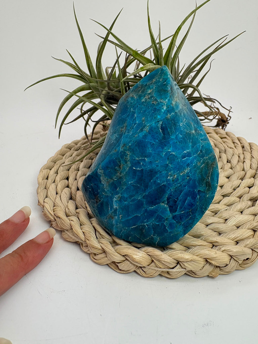 Llama de apatito azul de intenso color y bonitas vetas naturales. Pieza única asociada con la motivación, la claridad mental y la comunicación.