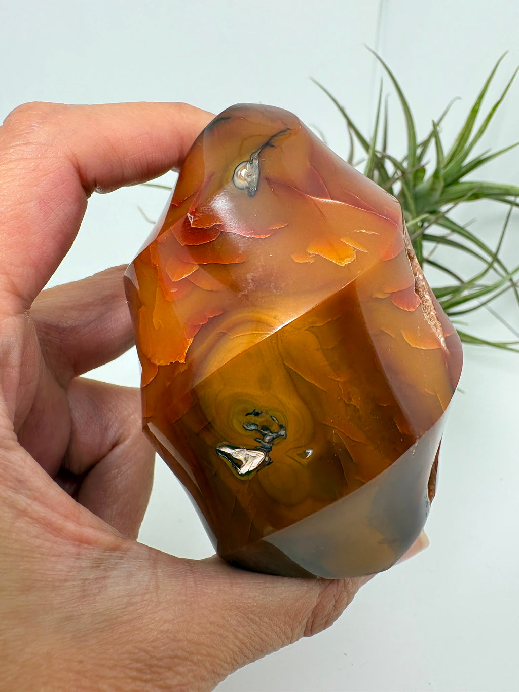 Llama de cornalina natural de Madagascar con tonos intensos, gran transparencia y una preciosa formación cristalina. Pieza única de gran belleza.