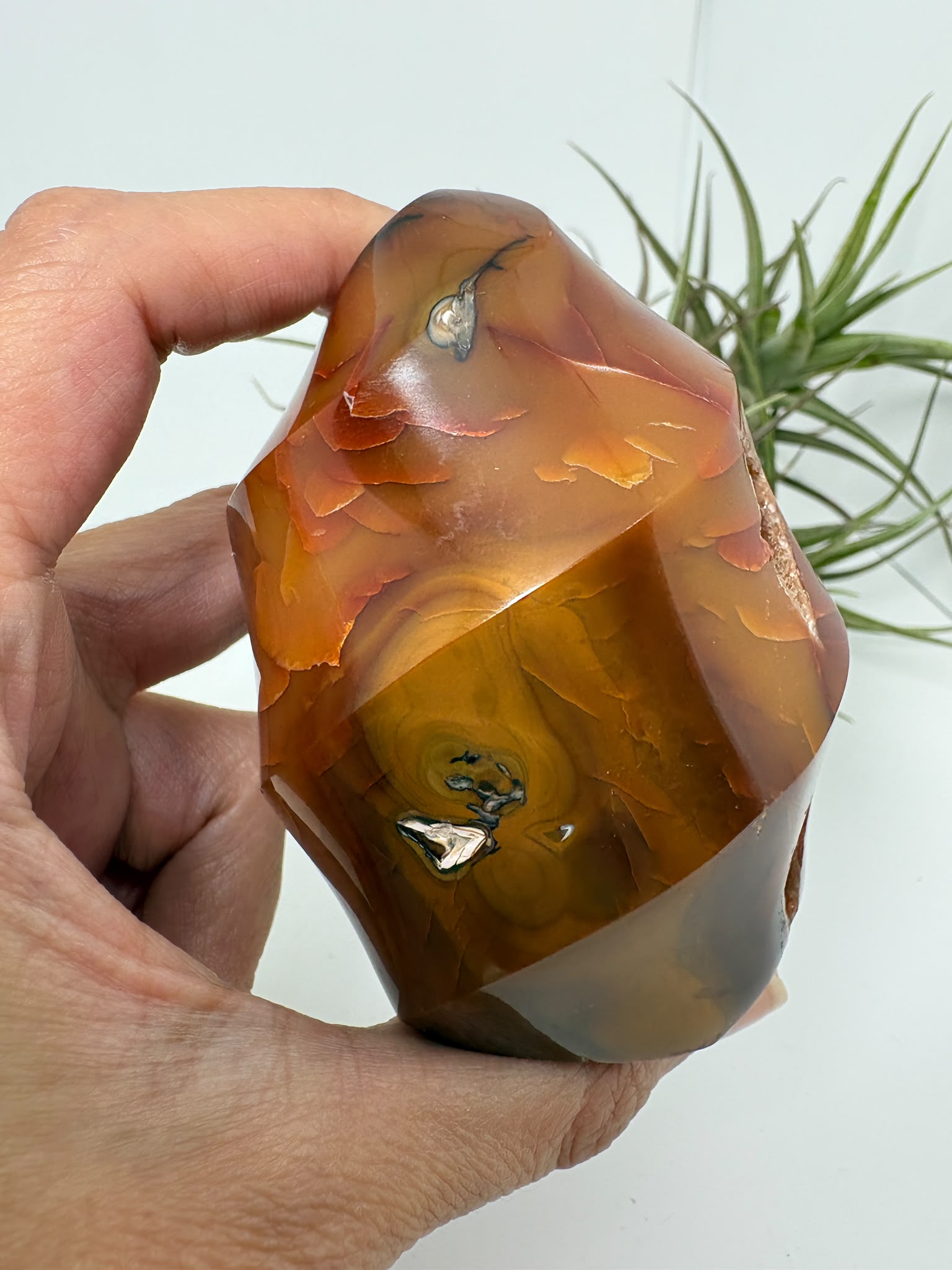 Llama de cornalina natural de Madagascar con tonos intensos, gran transparencia y una preciosa formación cristalina. Pieza única de gran belleza.