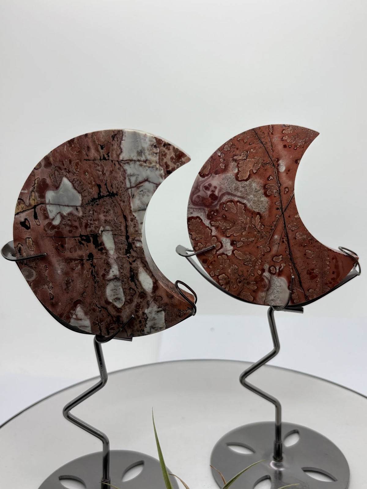 Luna de jaspe paisaje con base metálica incluida. Elige entre dos piezas con vetas y tonos tierra, ideales para decorar o regalar en Hada Minerales.