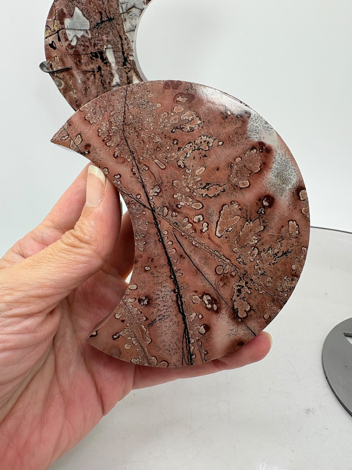 Luna de jaspe paisaje con base metálica incluida. Elige entre dos piezas con vetas y tonos tierra, ideales para decorar o regalar en Hada Minerales.