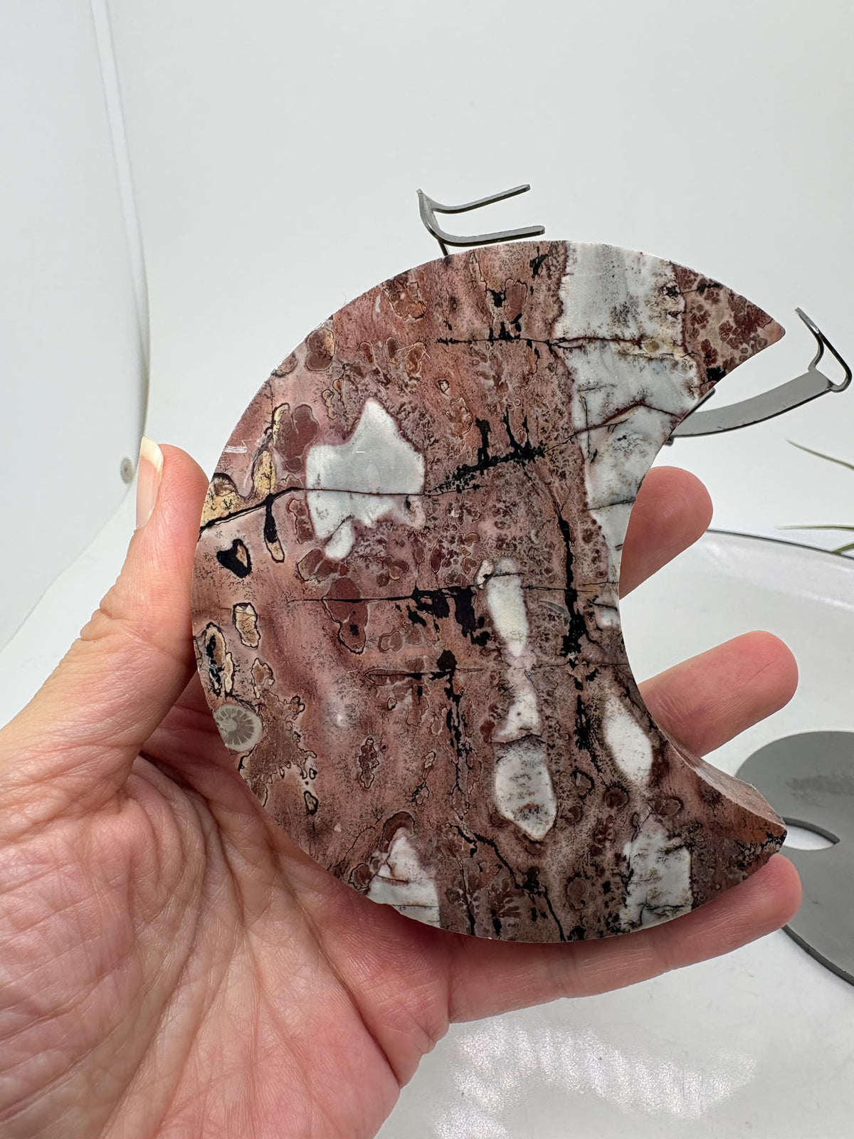 Luna de jaspe paisaje con base metálica incluida. Elige entre dos piezas con vetas y tonos tierra, ideales para decorar o regalar en Hada Minerales.