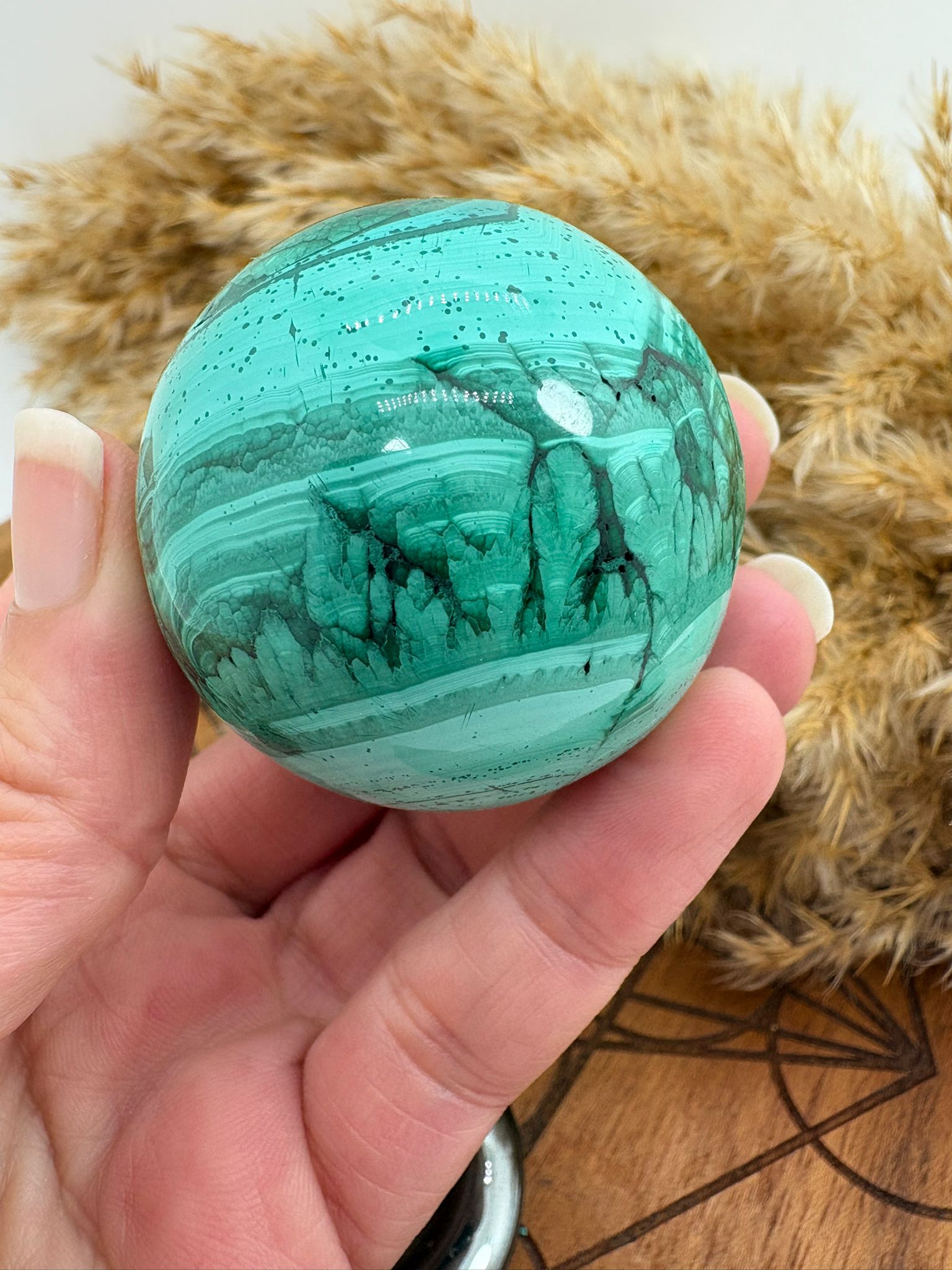  preciosa esfera de malaquita natural con,  ideal para terapias de chakra corazon, ideal para decoracion espiritual. piedra natural