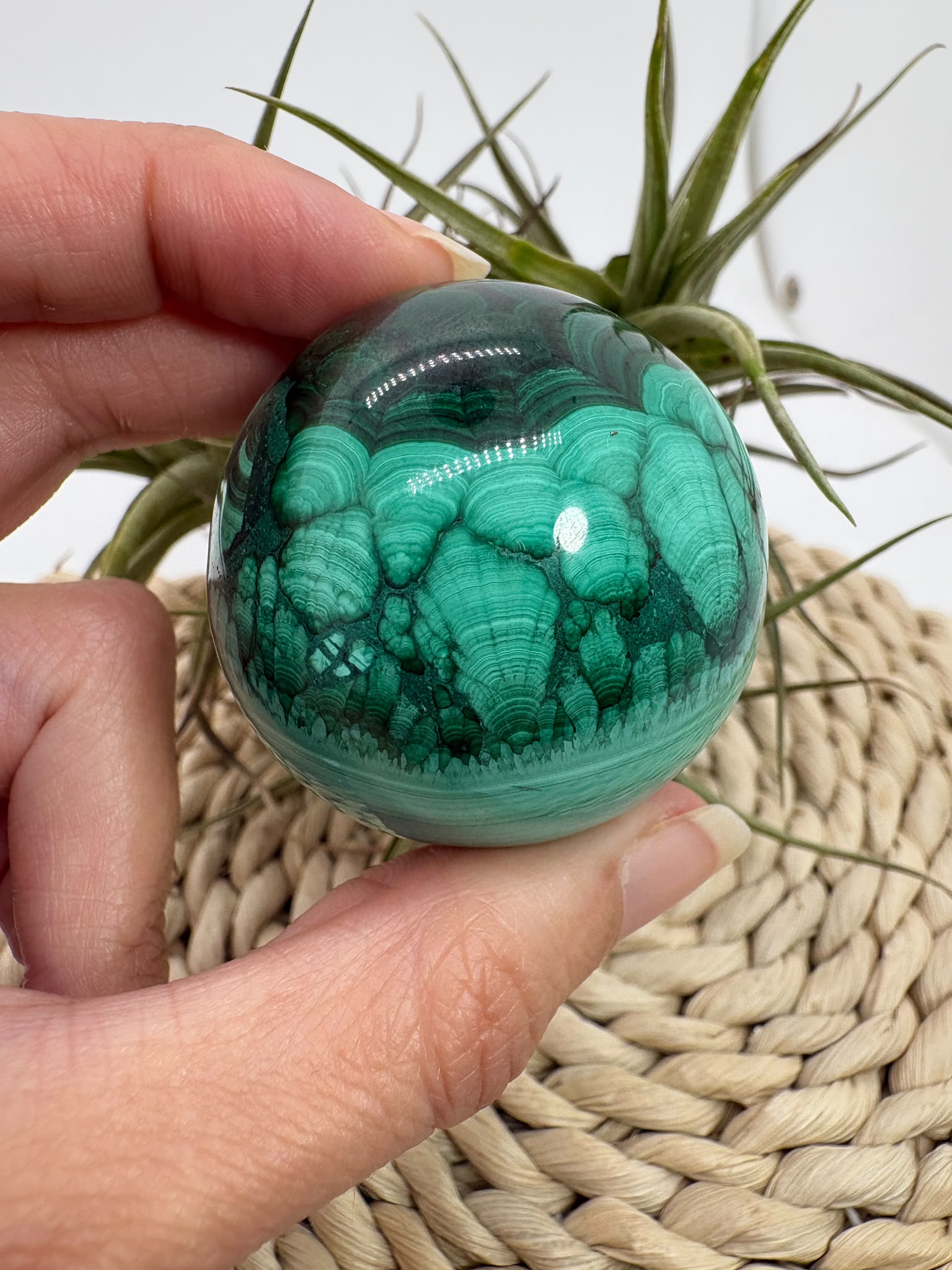 Esfera de malaquita natural de gran belleza, con vetas concéntricas intensas en tonos verdes&nbsp; que crean un patrón único e hipnótico.