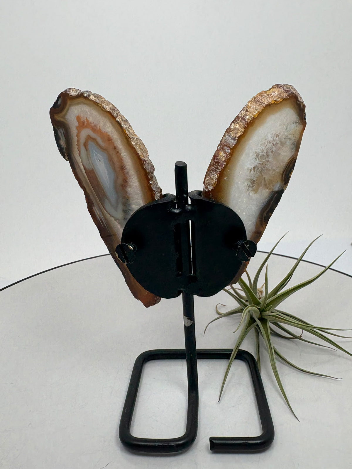 Mariposa de ágata de 14 × 10 cm con base metálica incluida. Alas con bandas y detalles cristalinos. Un regalo especial en Hada Minerales.