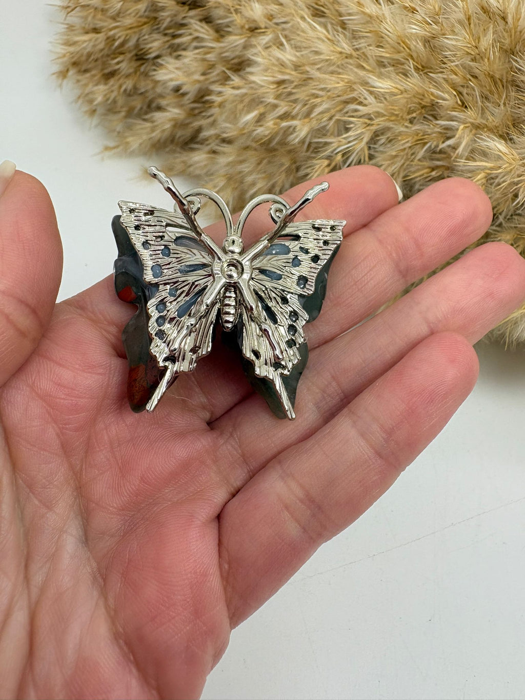 Mariposa de heliotropo pulido, piedra natural con vetas rojizas características. Figura única perfecta para decoración o colección.