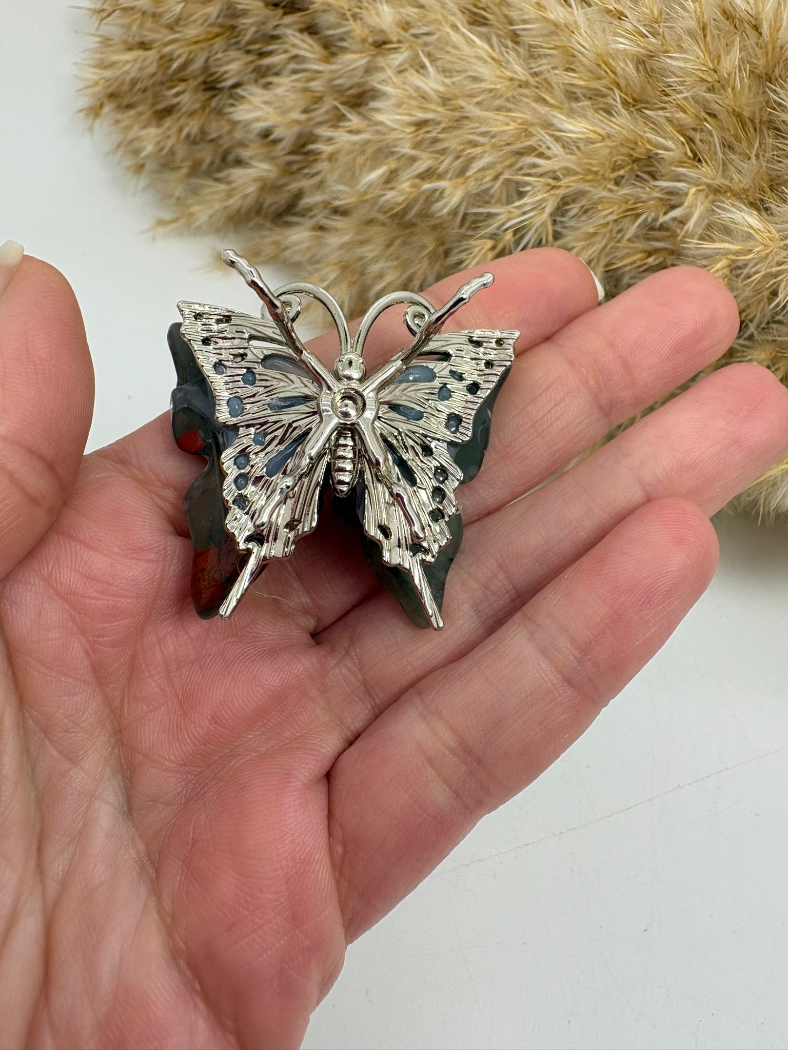 Mariposa de heliotropo pulido, piedra natural con vetas rojizas características. Figura única perfecta para decoración o colección.