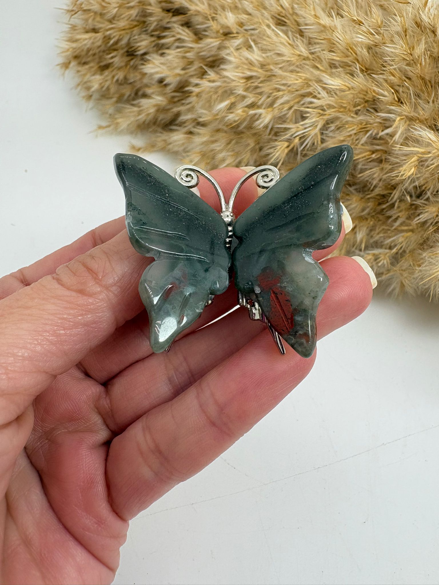 Mariposa de heliotropo pulido, piedra natural con vetas rojizas características. Figura única perfecta para decoración o colección.