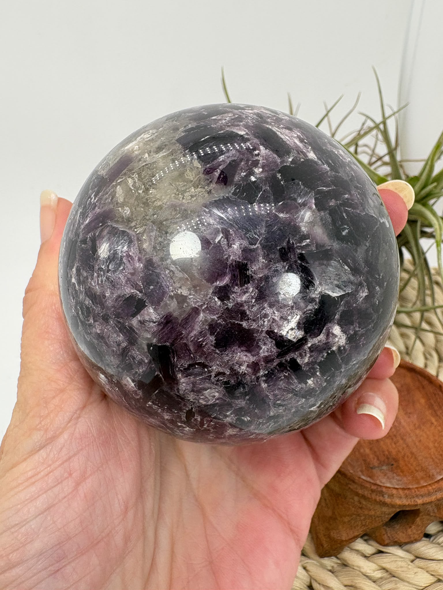 Esfera de mica lepidolita natural en tonos lilas, asociada con la calma, el equilibrio emocional y la relajación. Pieza única con acabado pulido.