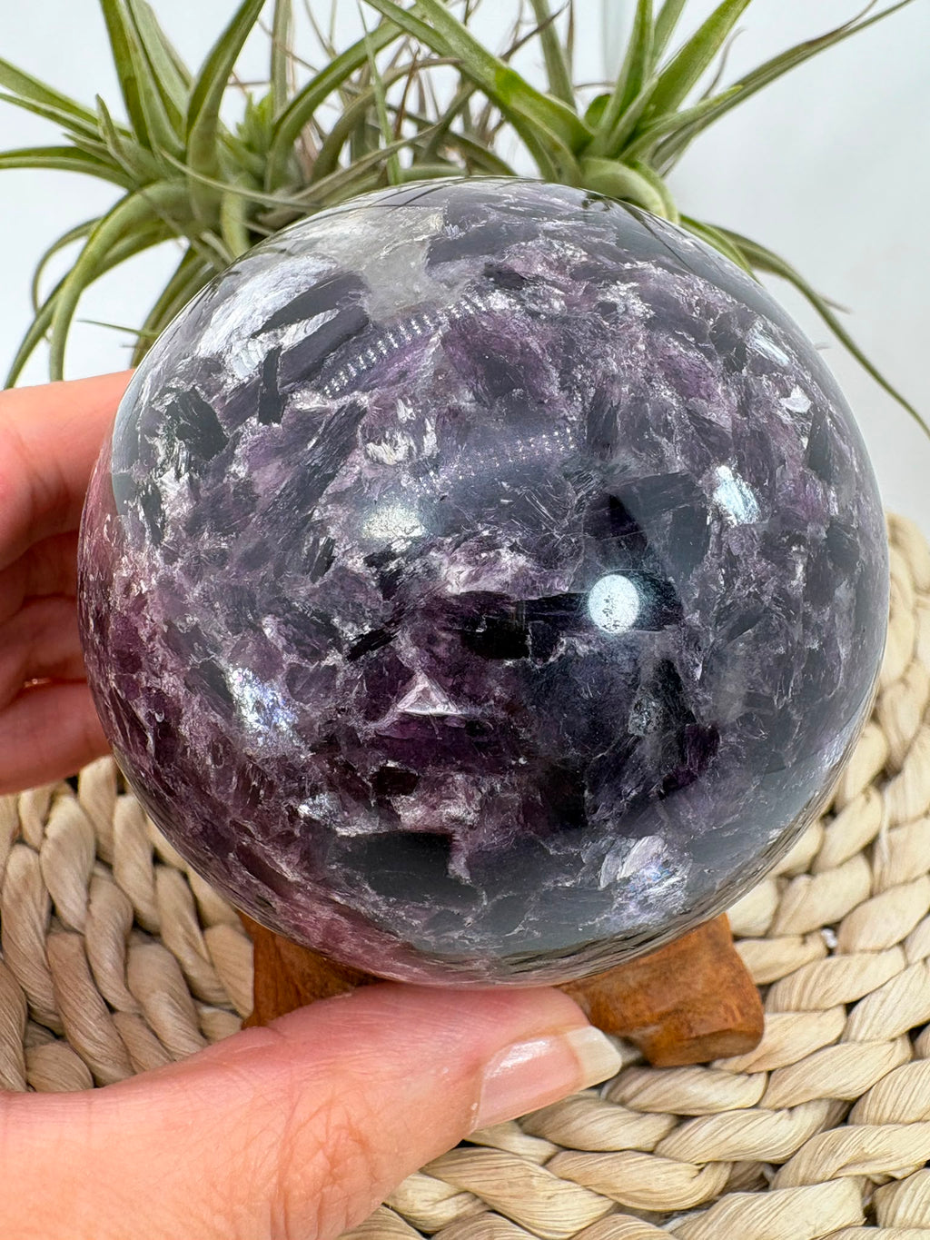 Esfera de mica lepidolita natural en tonos lilas, asociada con la calma, el equilibrio emocional y la relajación. Pieza única con acabado pulido.