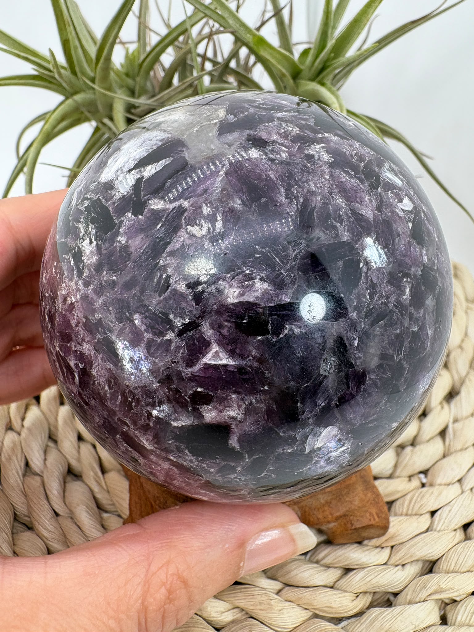 Esfera de mica lepidolita natural en tonos lilas, asociada con la calma, el equilibrio emocional y la relajación. Pieza única con acabado pulido.