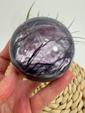 Mica lepidolita con litio natural, de intensos tonos violetas y reflejos plateados. Una pieza espiritual asociada a la calma y la transformación.