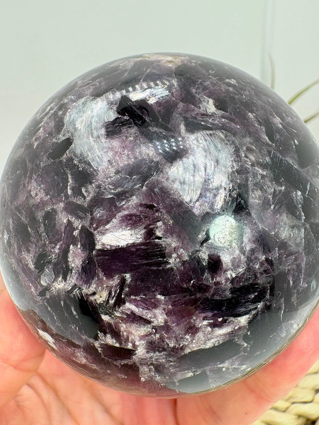 Esfera de mica lepidolita natural en tonos lilas, asociada con la calma, el equilibrio emocional y la relajación. Pieza única con acabado pulido.