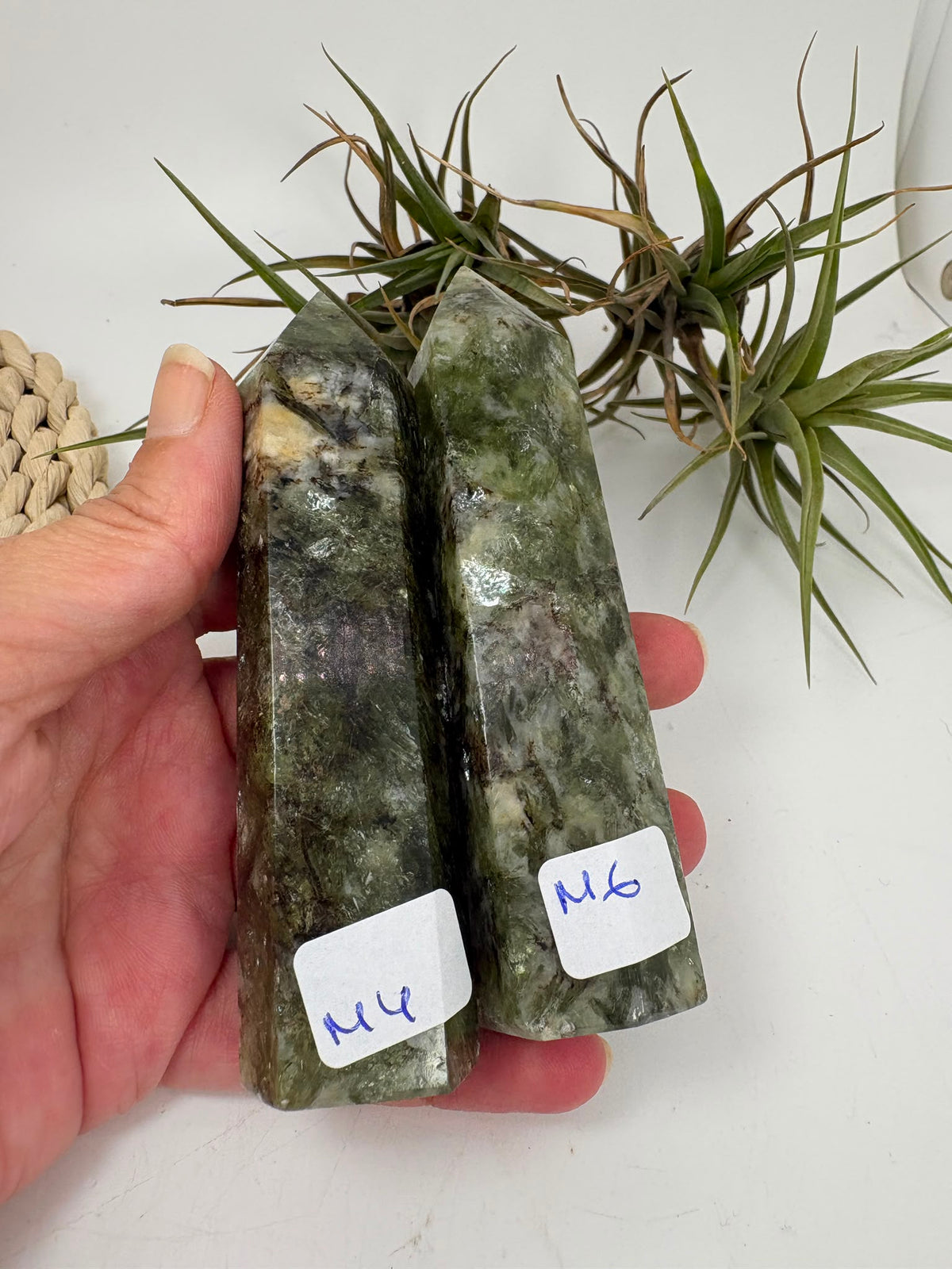 Punta de mica verde natural con bonitos destellos. Disponible en dos piezas únicas, M4 y M6, para que puedas elegir tu favorita.