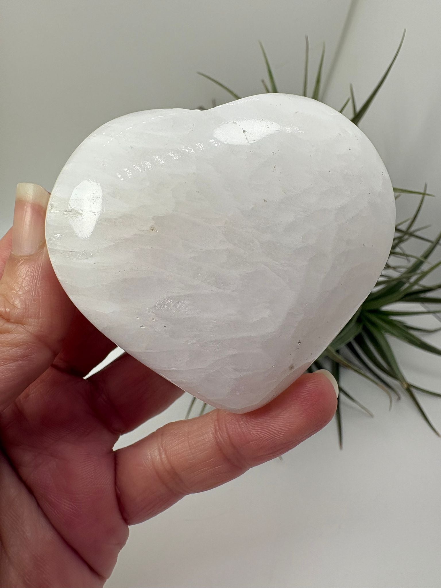 Corazón de escolecita natural de 6 cm con energía angelical, calmante y espiritual. Pieza única ideal para meditación, descanso y conexión interior. 