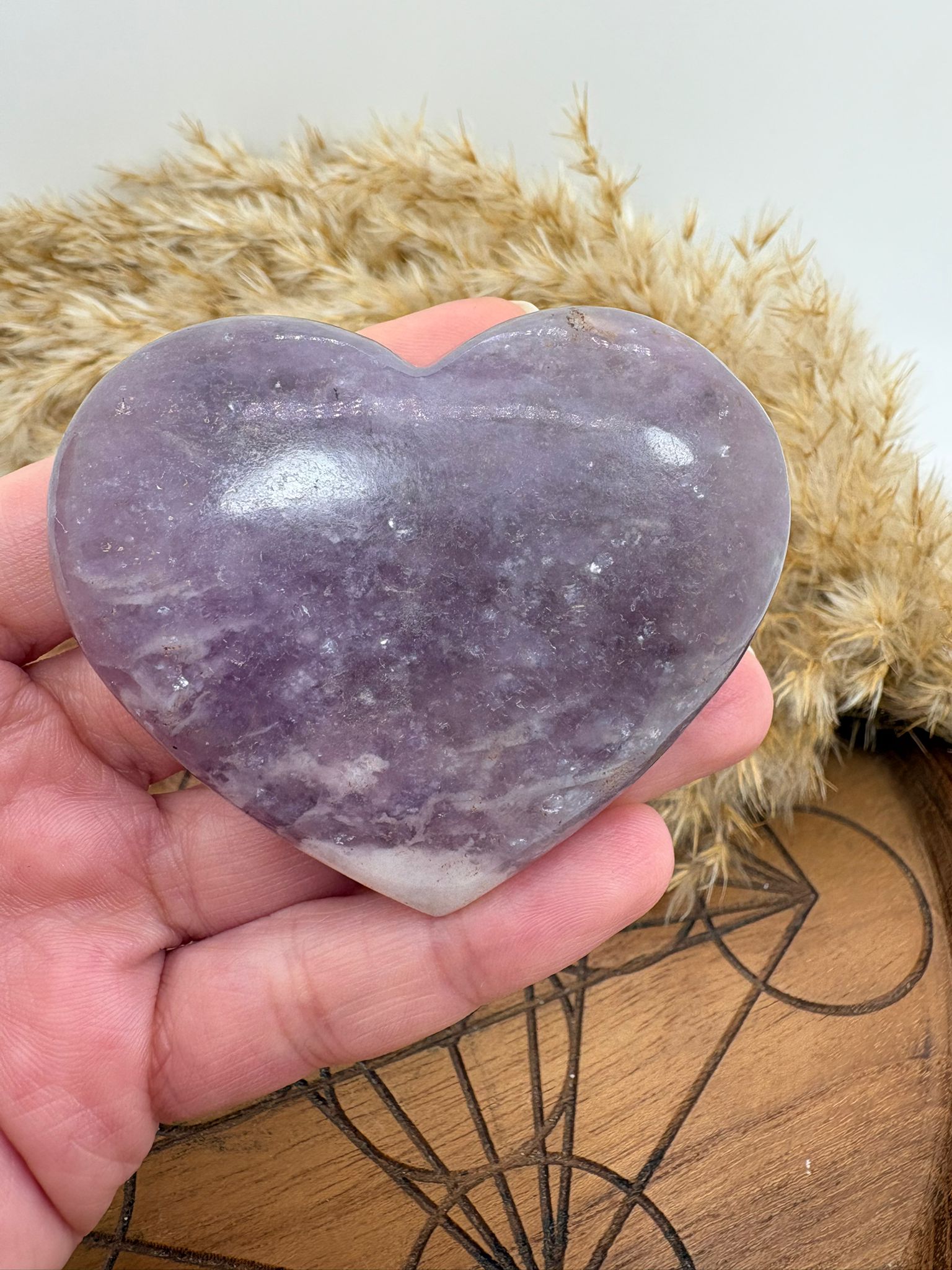 Corazón de lepidolita natural ideal para meditación, conexión espiritual y desarrollo de la intuición.