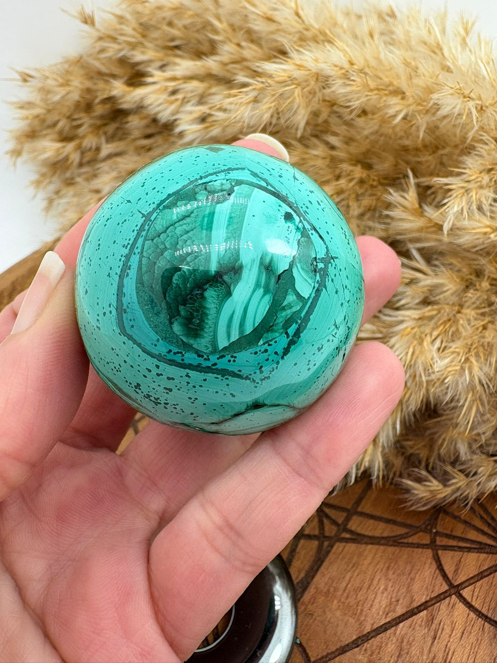  preciosa esfera de malaquita natural con,  ideal para terapias de chakra corazon, ideal para decoracion espiritual. piedra natural