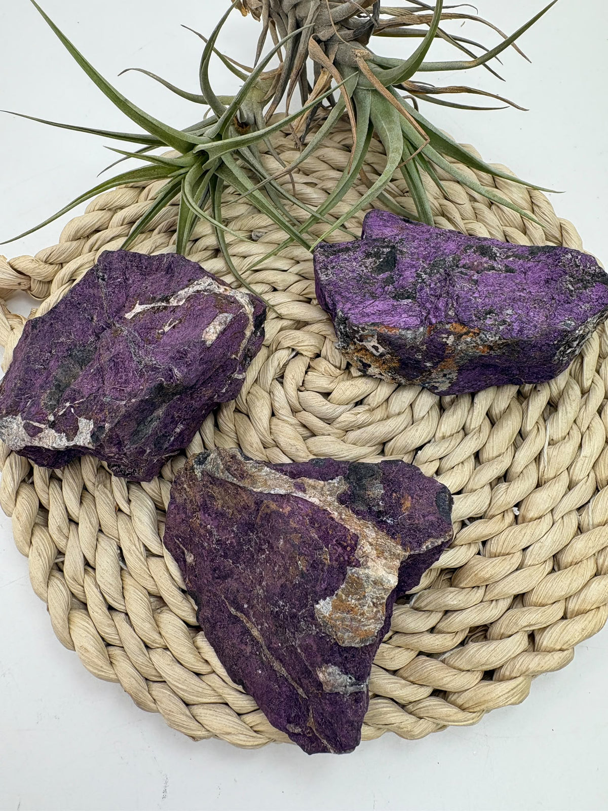 Purpurita natural en bruto procedente de Namibia. Piezas únicas de intenso color violeta para elegir, ideales para colección y meditación.