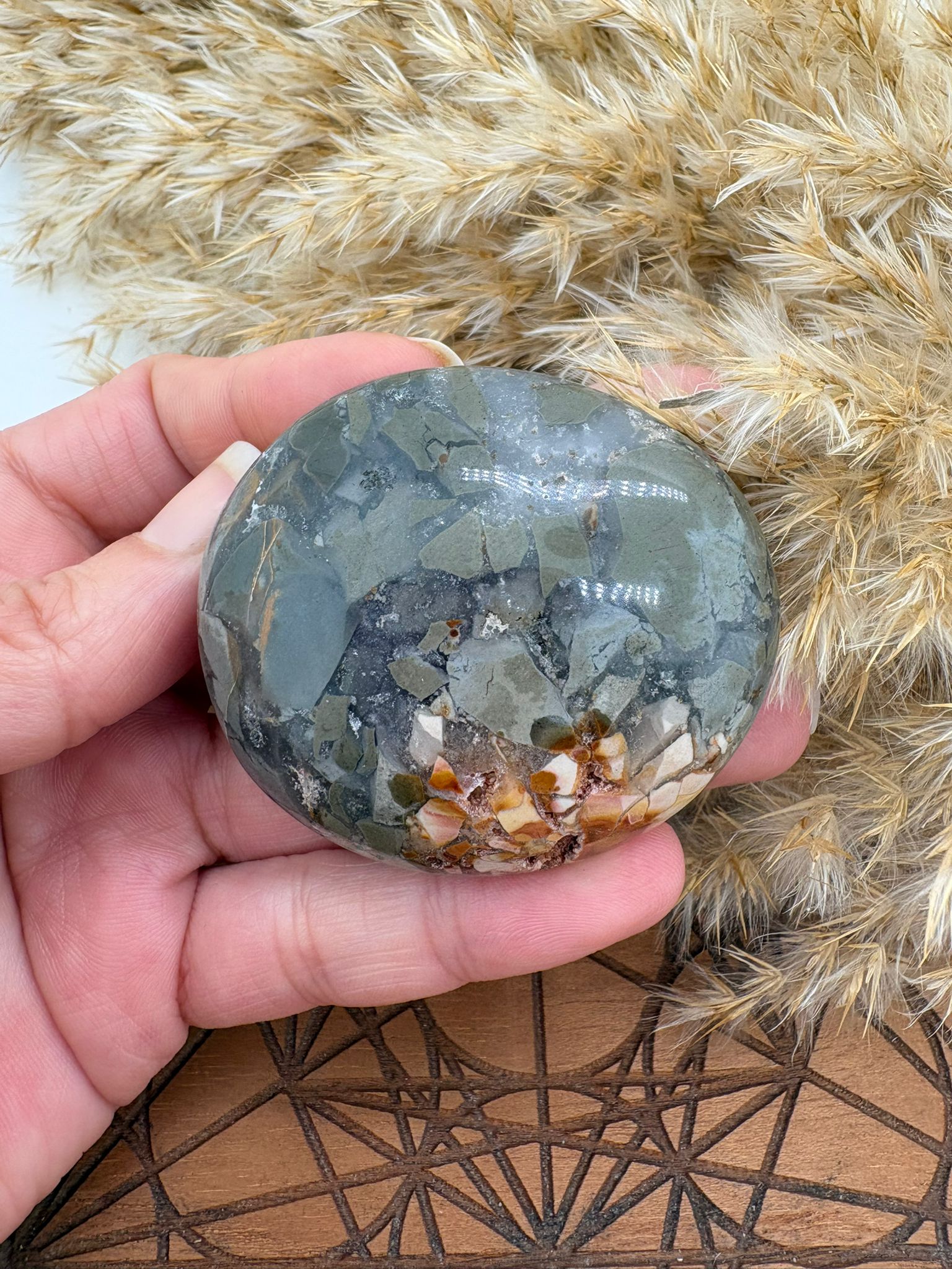 Palmstone de septaria de Madagascar con tonos naturales únicos. Piedra de enraizamiento, protección y equilibrio emocional. Ideal para meditación y calma interior.