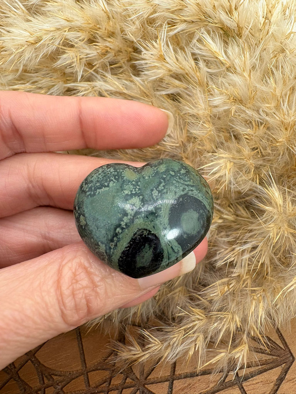 Corazón de jaspe kambaba o piedra de dragón, ideal para protección, enraizamiento y conexión con la naturaleza.