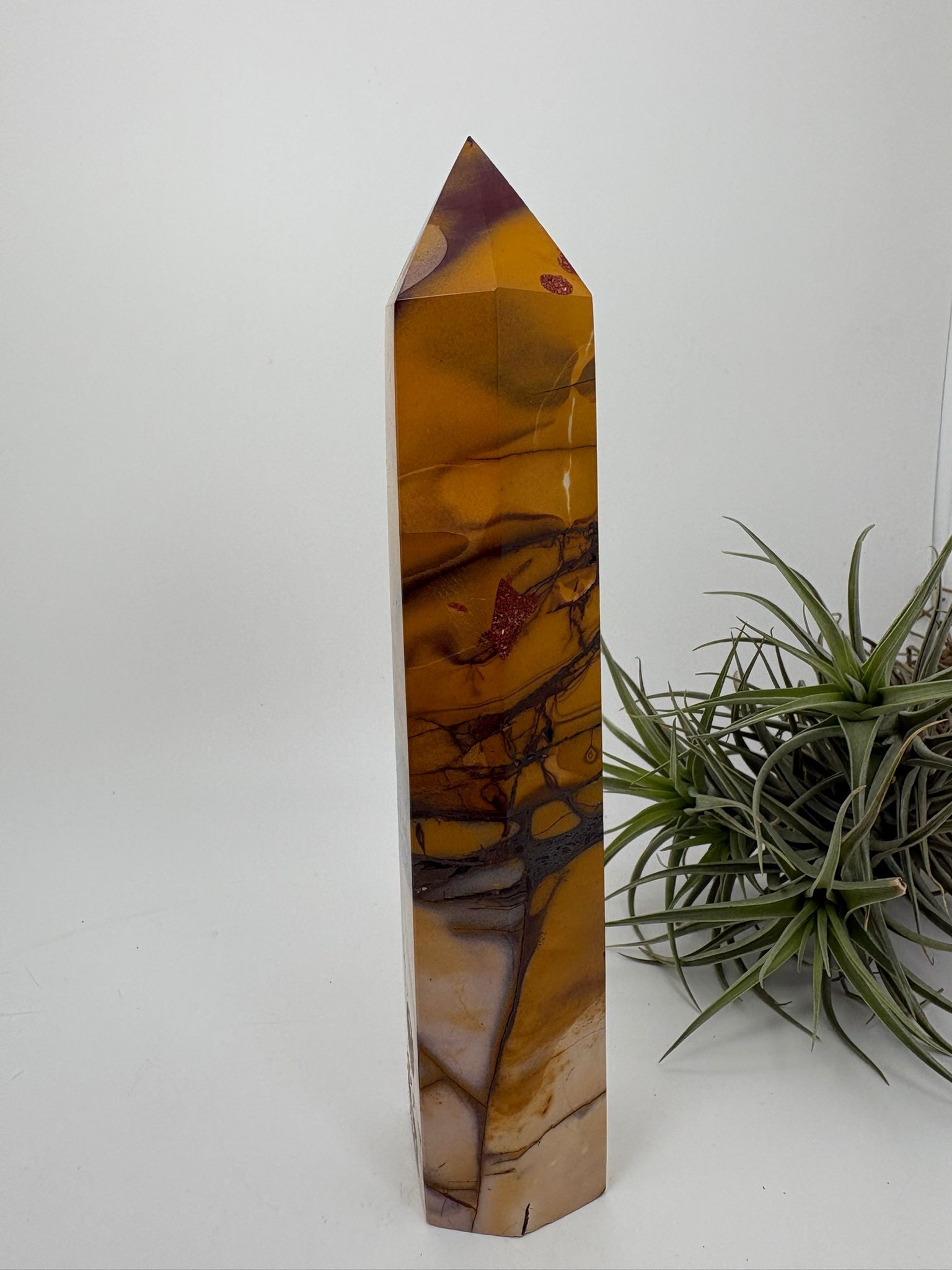 Punta de jaspe mokaita natural de gran tamaño con espectaculares vetas y colores tierra. Ideal para decoración, meditación, colección y armonización energética.