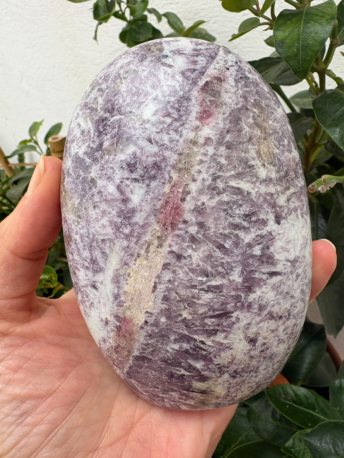 Monolito de piedra de unicornio con lepidolita, turmalina rosa, cuarzo y cuarzo ahumado. Descubre sus tonos lilas y rosados en La Hada de las Piedras.
