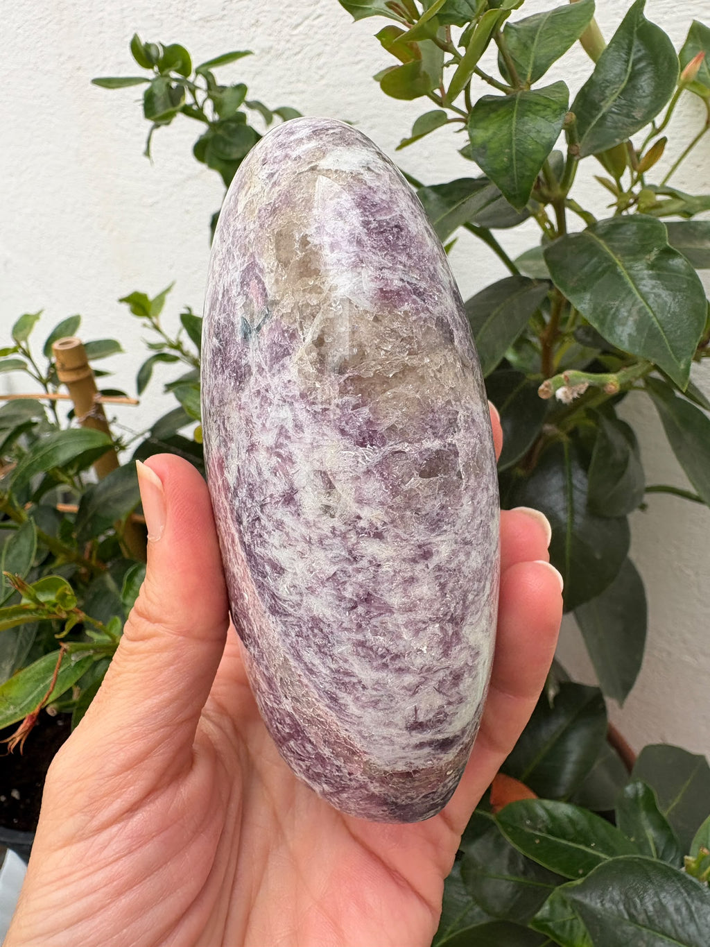 Monolito de piedra de unicornio con lepidolita, turmalina rosa, cuarzo y cuarzo ahumado. Descubre sus tonos lilas y rosados en La Hada de las Piedras.