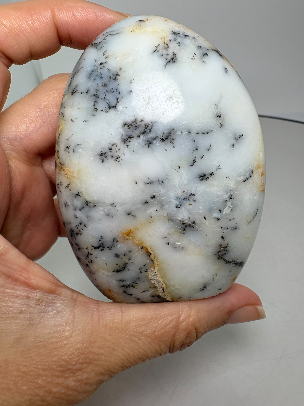 Descubre nuestros monolitos de merlinita dendrítica, con tonos claros y dibujos negros naturales. Elige tu pieza en La Hada de las Piedras.