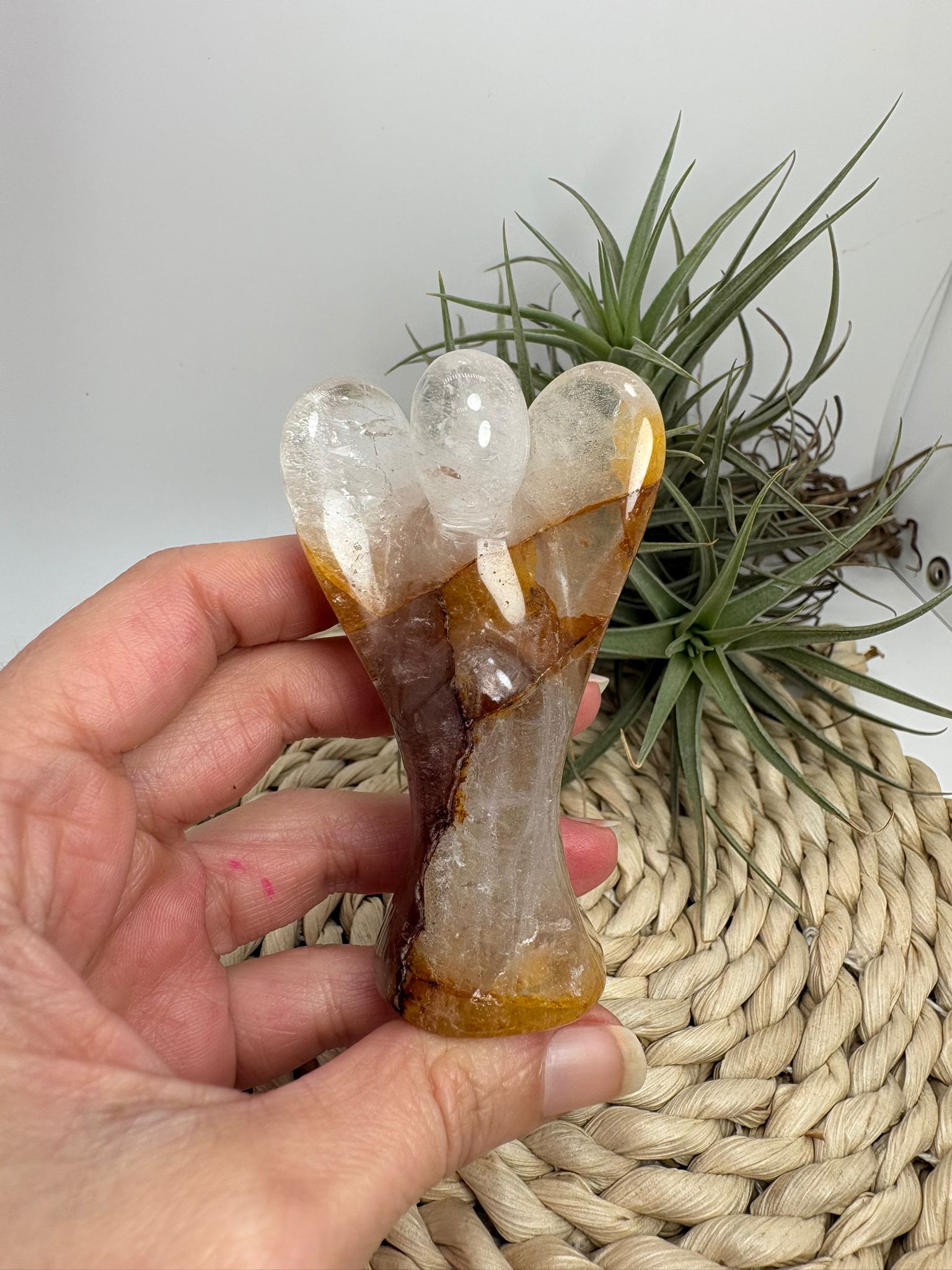 Ángel de cuarzo fuego con inclusiones naturales y arcoíris interior. Pieza única ideal para protección, equilibrio y energía positiva.