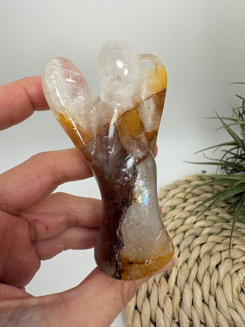 Ángel de cuarzo fuego con inclusiones naturales y arcoíris interior. Pieza única ideal para protección, equilibrio y energía positiva.
