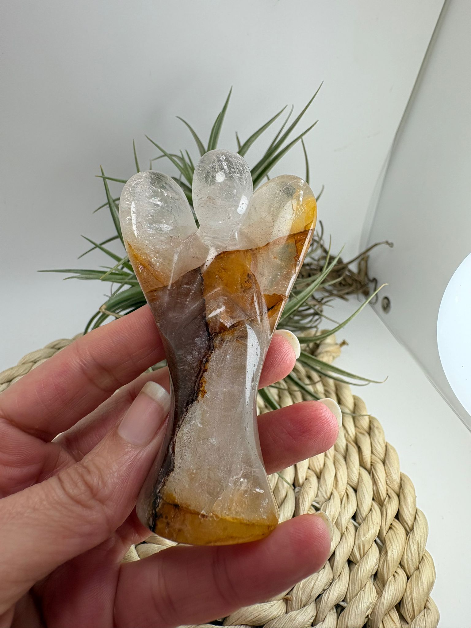 Ángel de cuarzo fuego con inclusiones naturales y arcoíris interior. Pieza única ideal para protección, equilibrio y energía positiva.